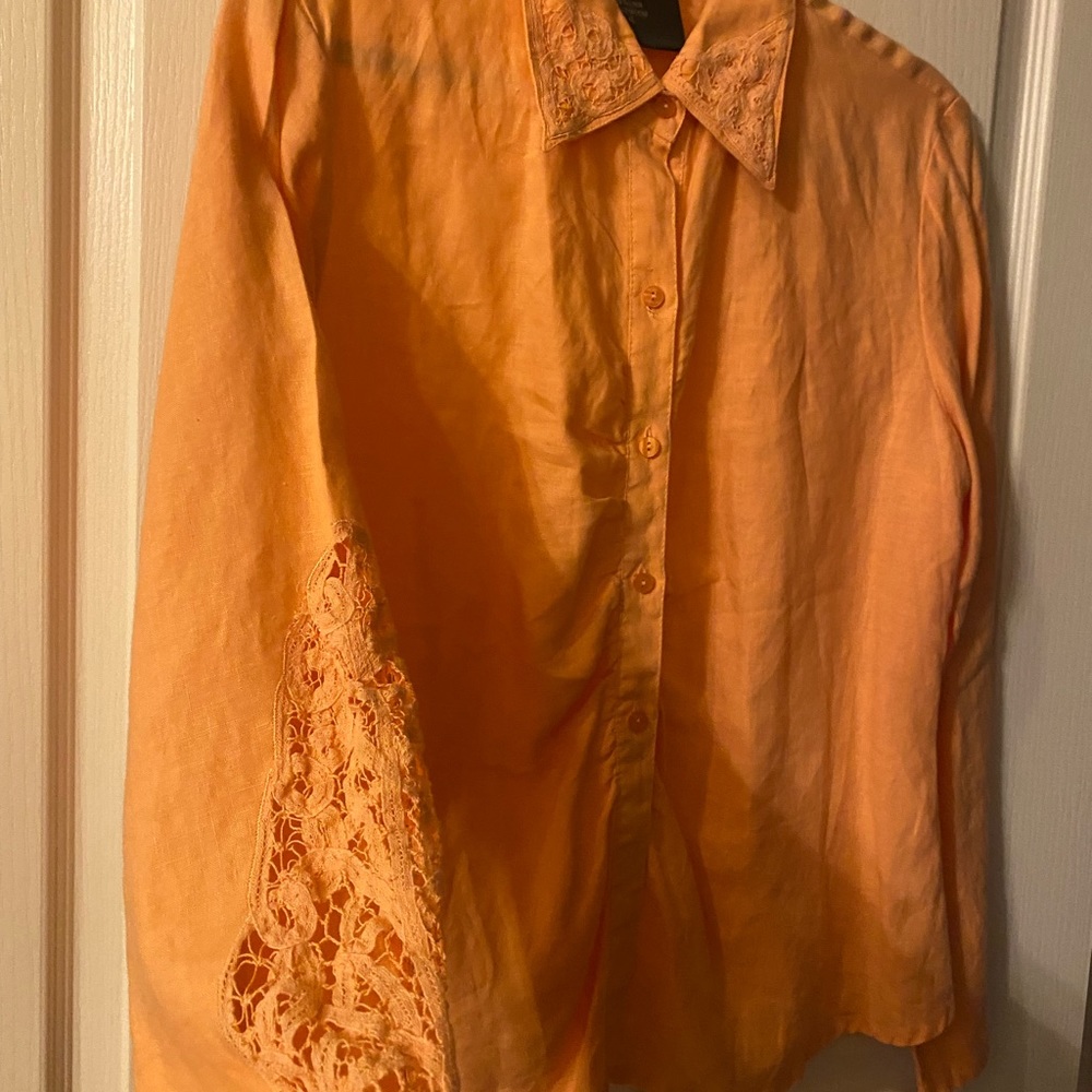 Beautiful orange blouse 100% cotton with beautiful decoración in the sleeves